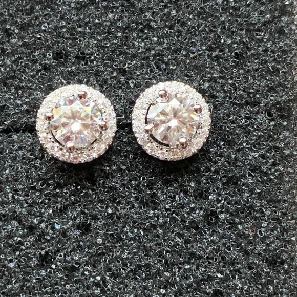 Stunning 1.50 TCW Moissanite halo earrings - Picture 5 of 6